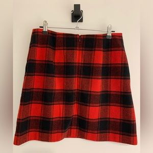 Plaid skirt. Red and black. Size 6. Uniqlo.